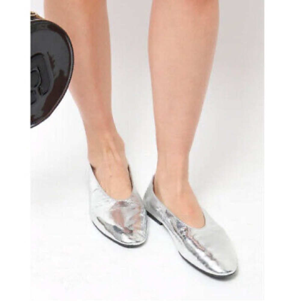 EUC Jeffrey Campbell silver romp flats - size 6.5